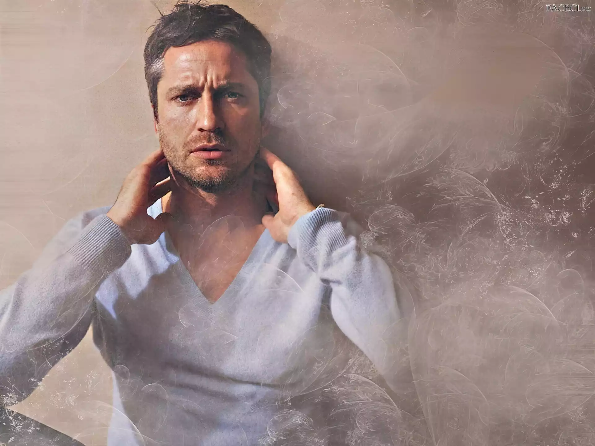 niebieski sweterek, Gerard Butler